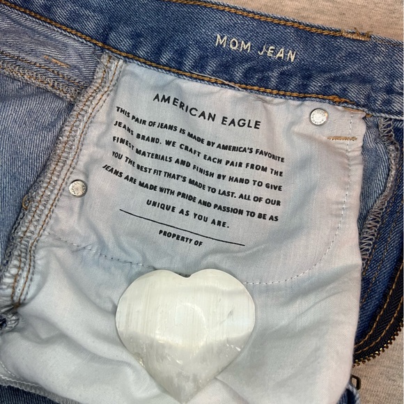 American Eagle Ripped Mom Jeans Size 6 - Picture 4 of 4